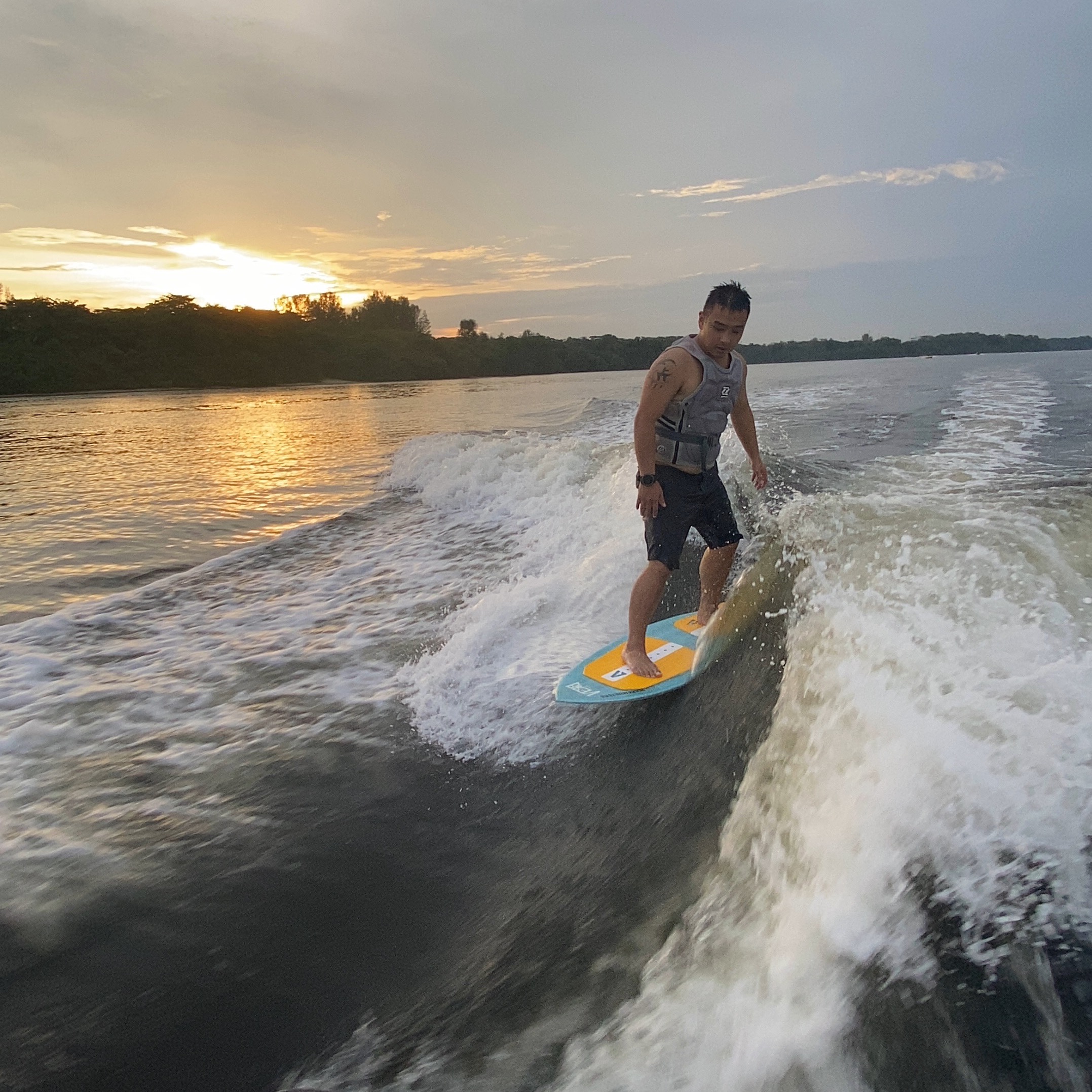 WAKEMUSTERS Beginners' Guide to Wakesurfing What is Wakesurfing?