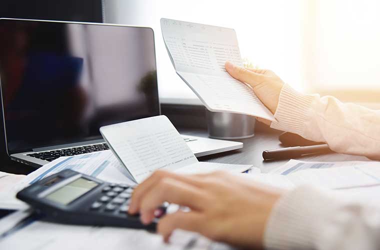 個人事業主にはどうなる？退職から開業、確定申告まで必要な手続きを解説 自由の歩き方