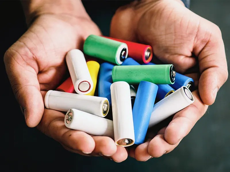 Do solar lights need batteries? WalkingSolar