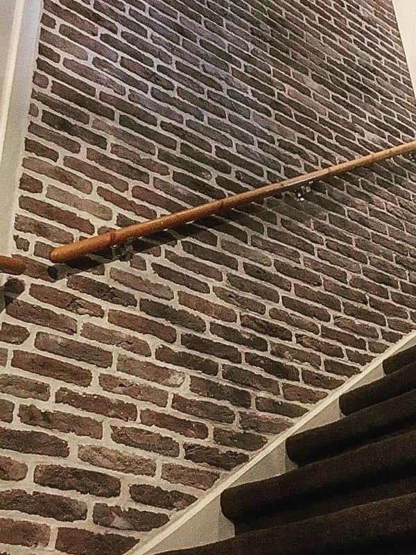 trap inspiratie met steenstrips binnen van Wall of Steen in een muur trapgat