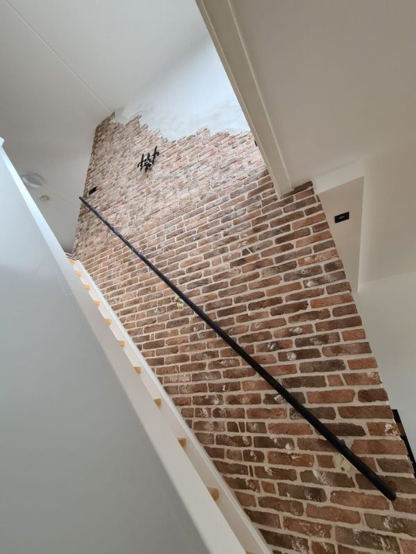 trapgat inspiratie; een oude stenen muur stuc van Wall of Steen met dunne steenstrips binnen