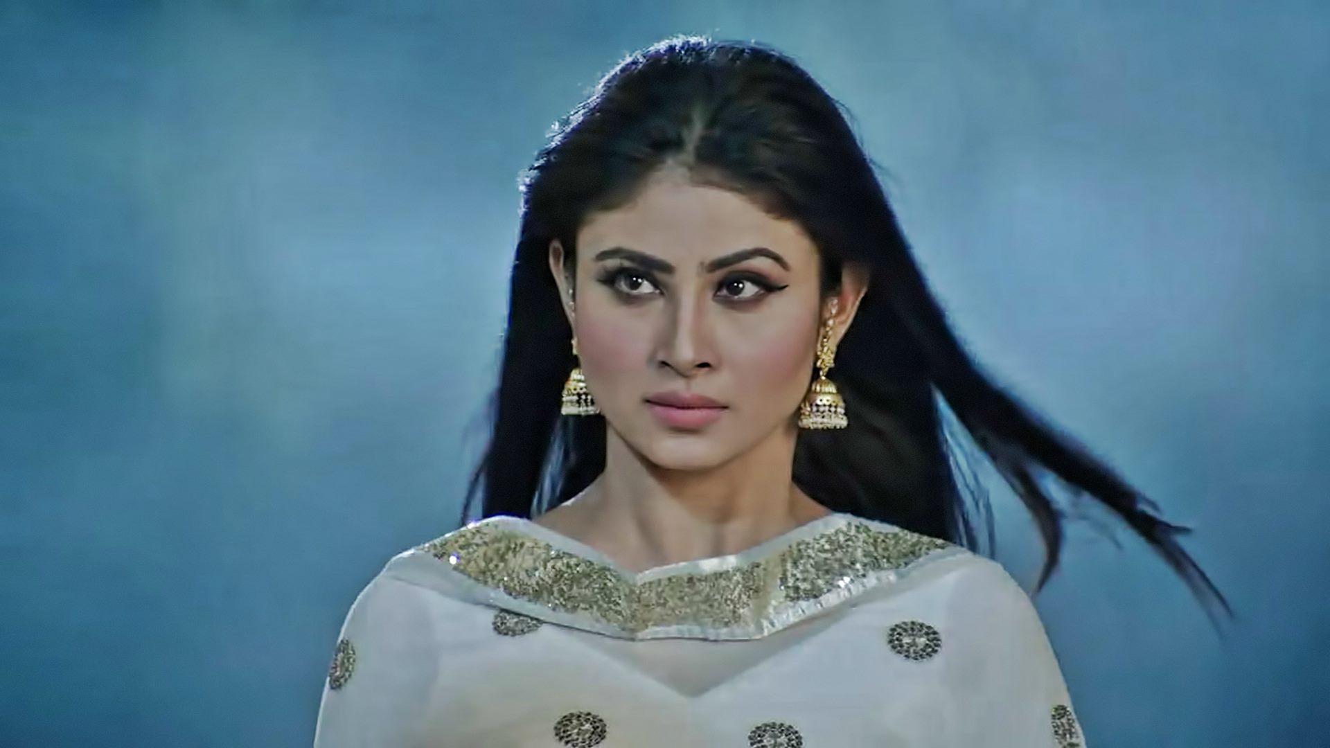 Mouni Roy Wallpapers Top Free Mouni Roy Backgrounds WallpaperAccess