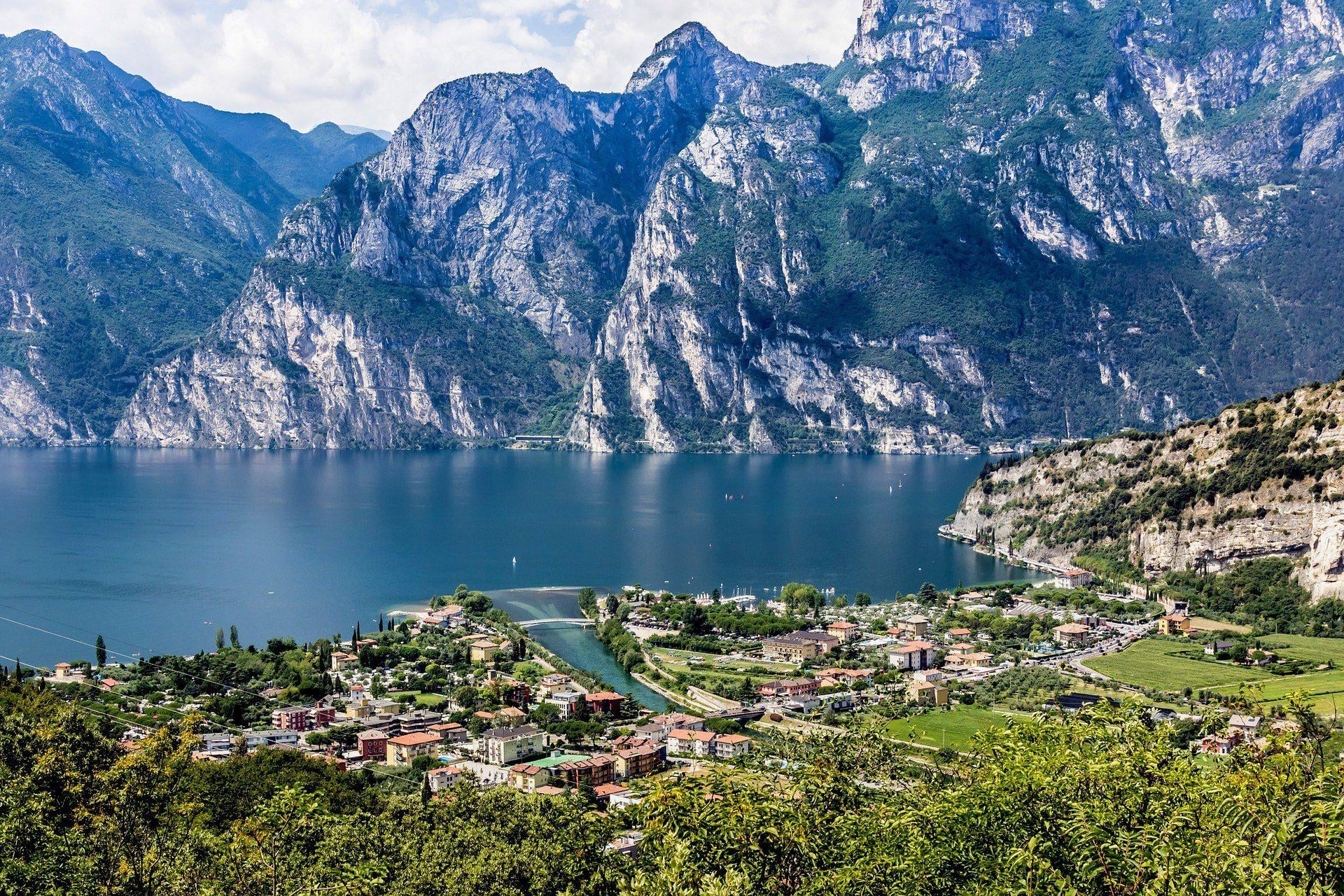Lake Garda Wallpapers Top Free Lake Garda Backgrounds WallpaperAccess