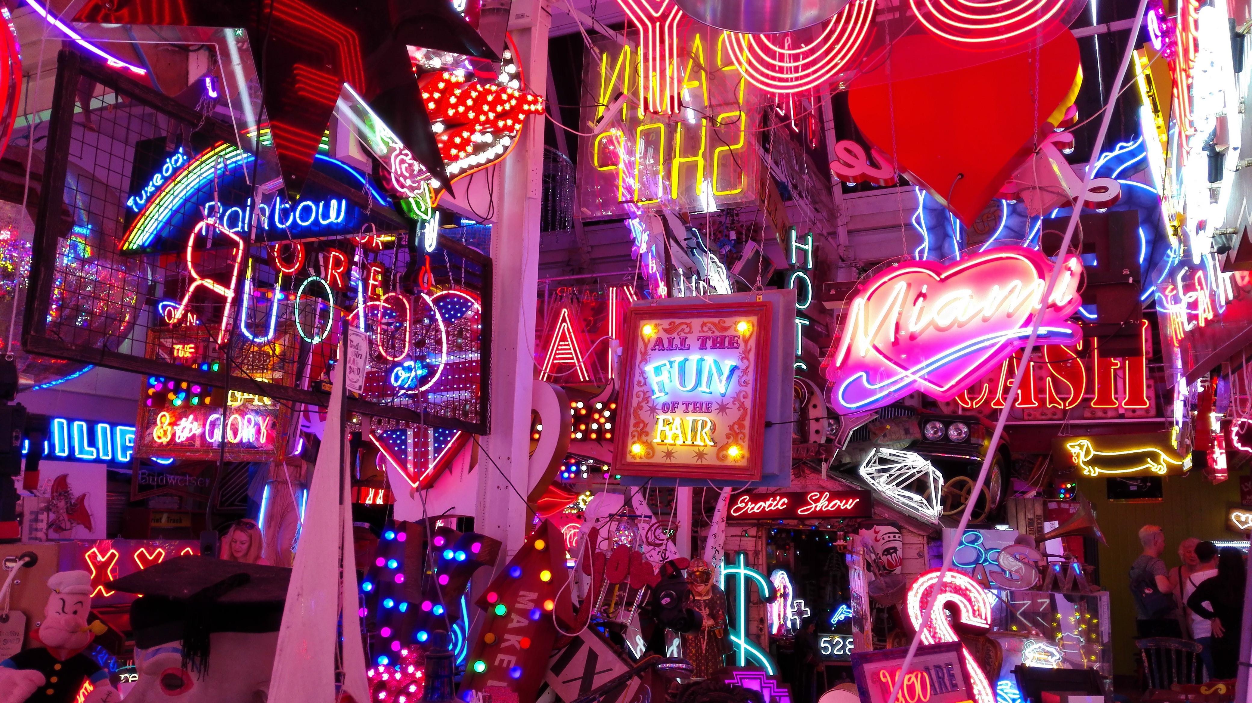 London Neon Wallpapers Top Free London Neon Backgrounds WallpaperAccess