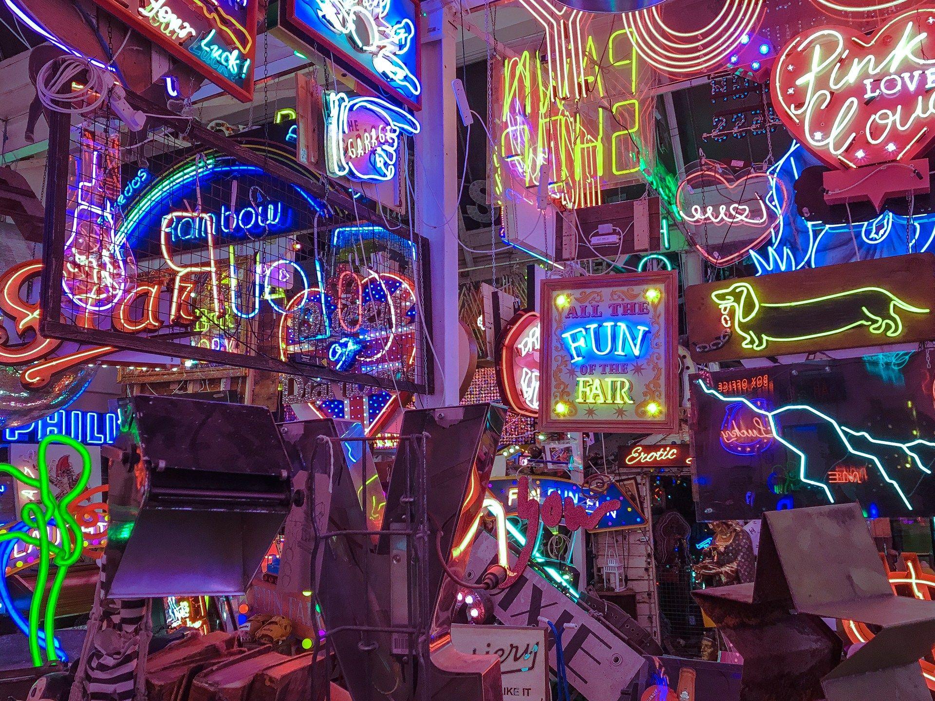 London Neon Wallpapers Top Free London Neon Backgrounds WallpaperAccess