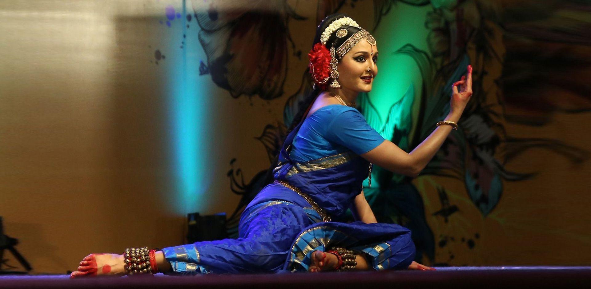 Manju Warrier Wallpapers Top Free Manju Warrier Backgrounds WallpaperAccess