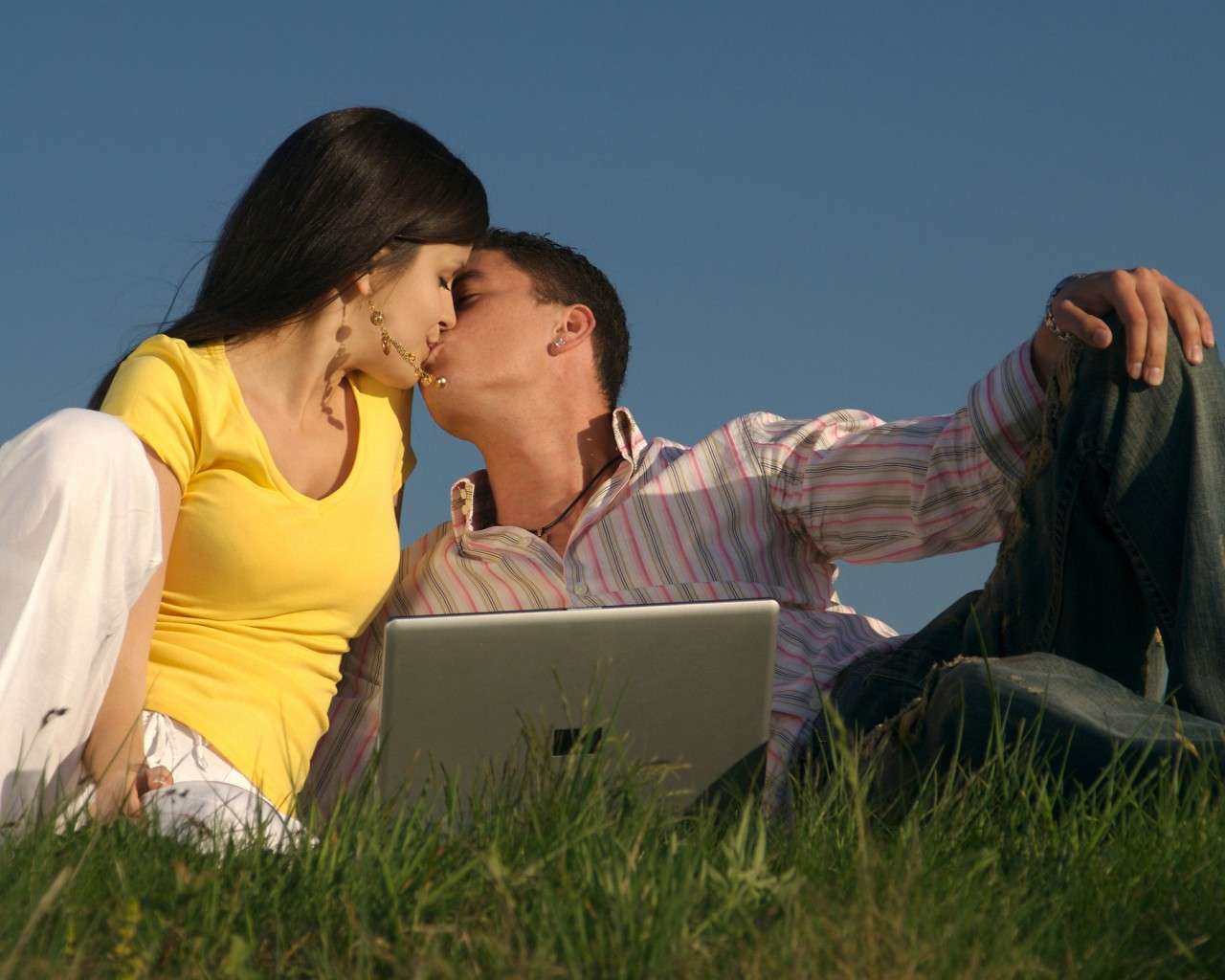 Kissing Wallpapers Top Free Kissing Backgrounds WallpaperAccess