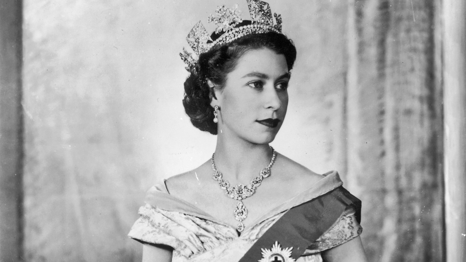 Queen Elizabeth II Wallpapers Top Free Queen Elizabeth II Backgrounds WallpaperAccess