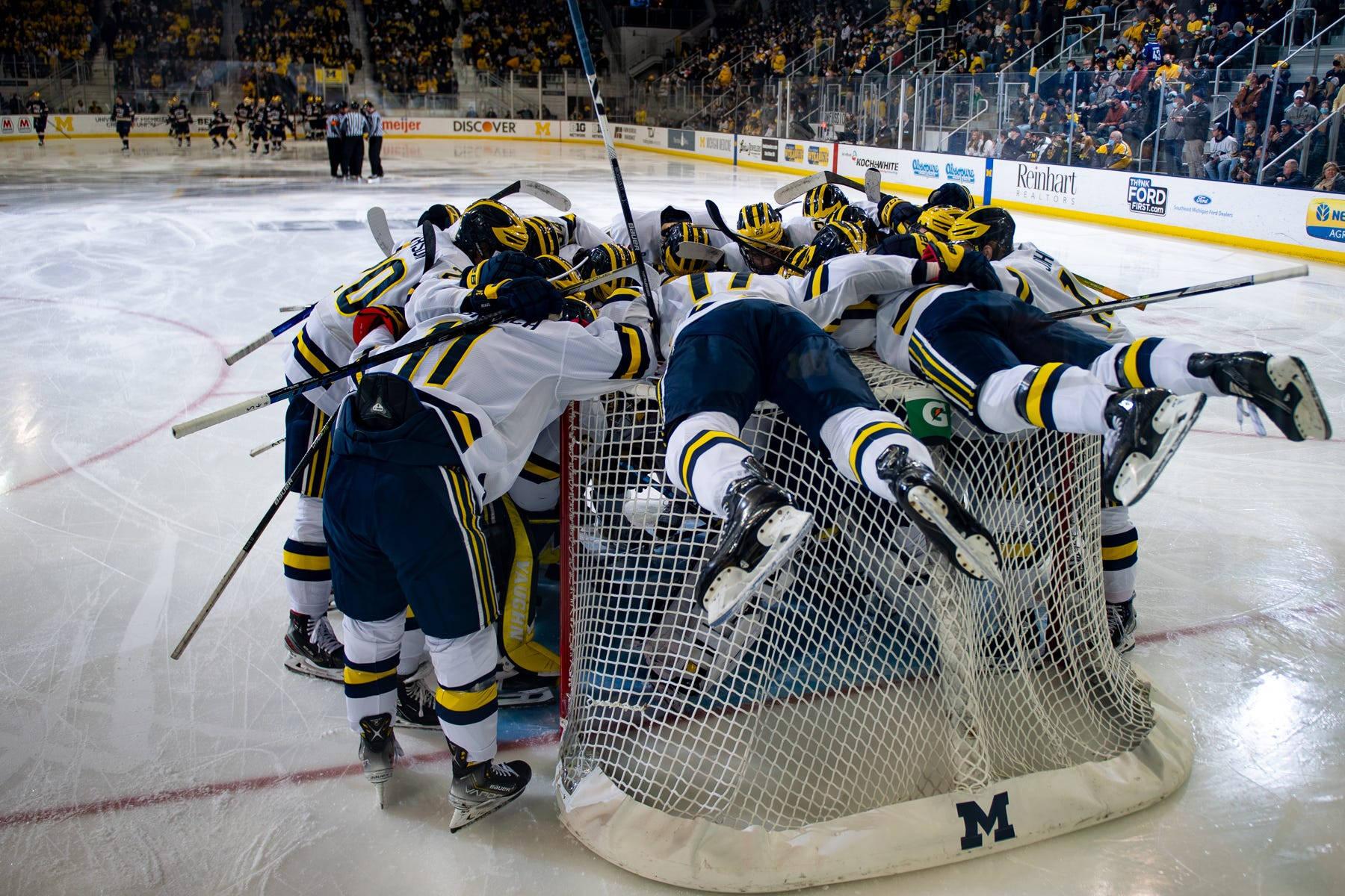 Michigan Hockey Wallpapers Top Free Michigan Hockey Backgrounds WallpaperAccess