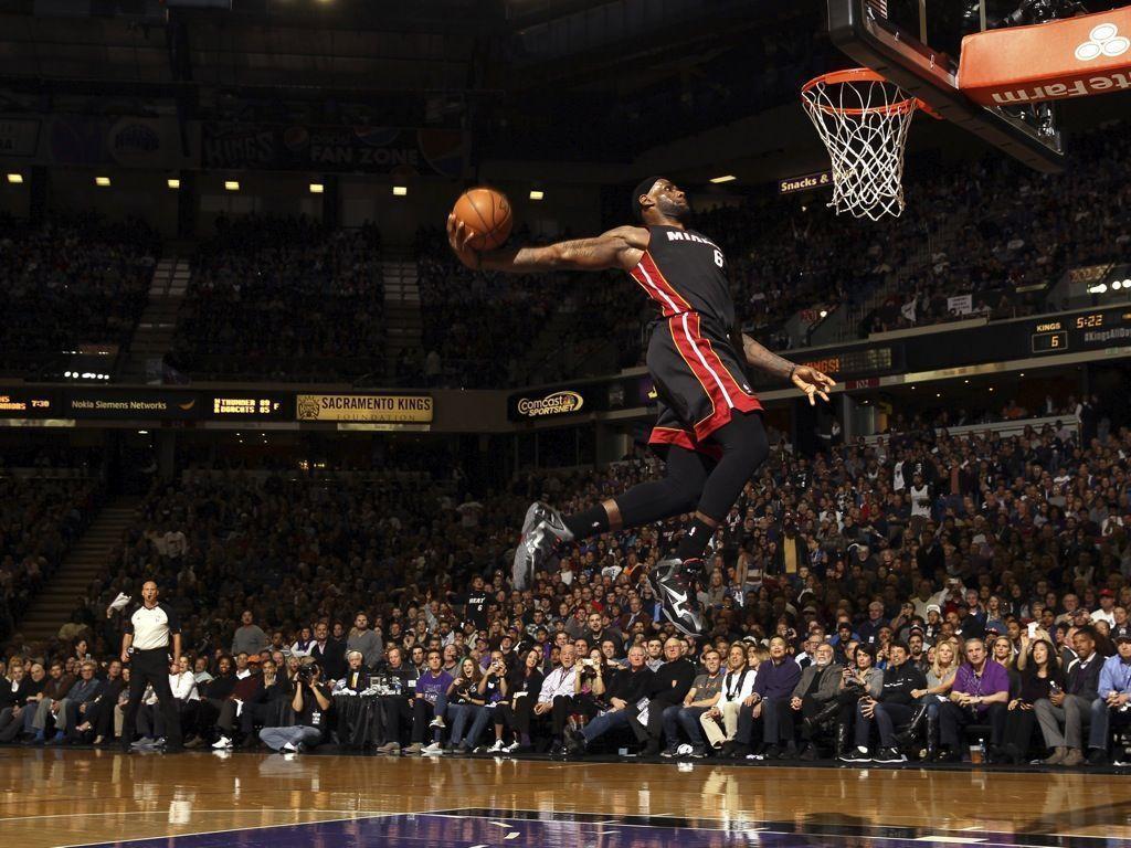 Lebron James Dunking Wallpapers Wallpaper Cave