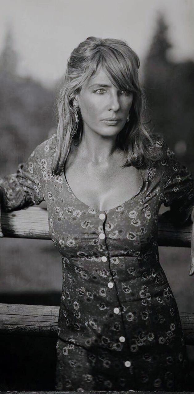 Beth Dutton Wallpaper