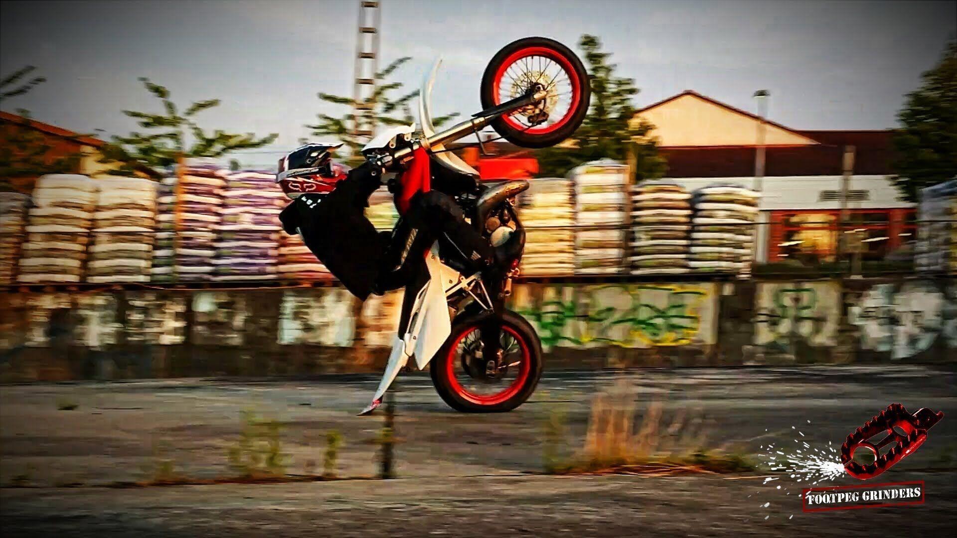 Wheelie Wallpaper