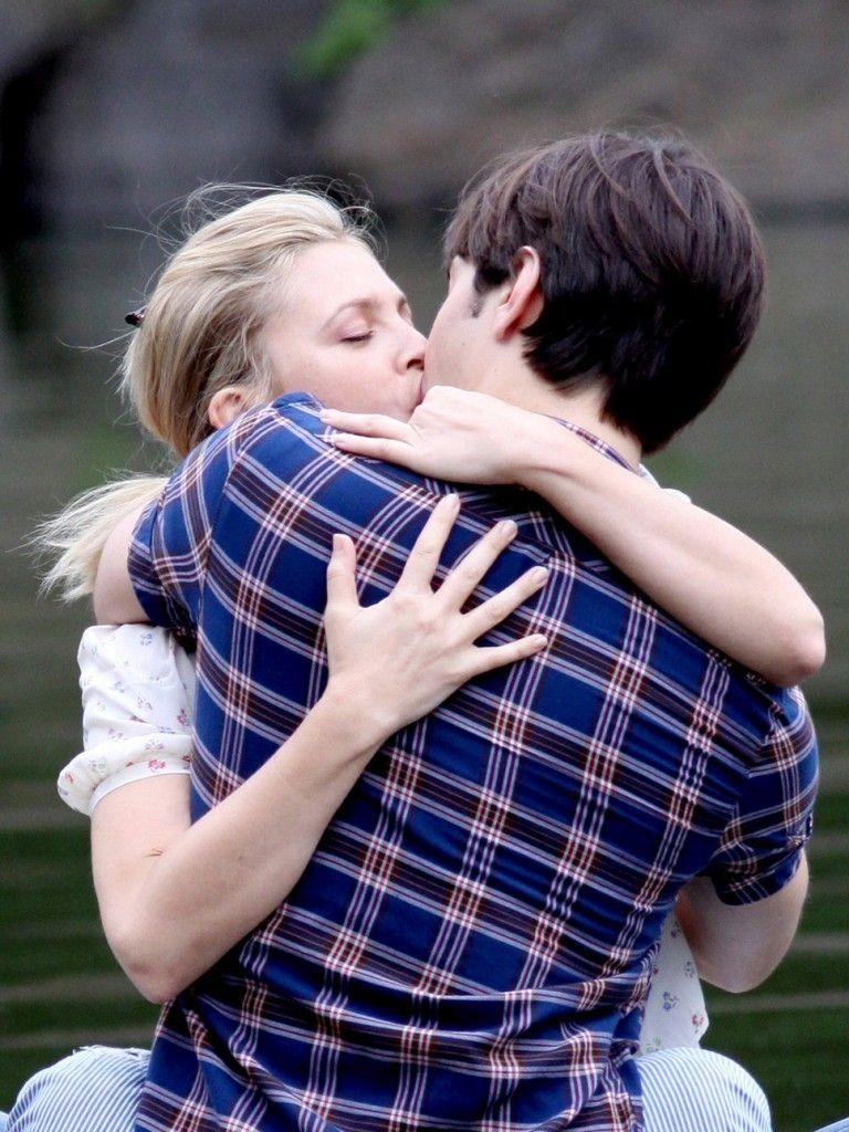 Hug Forehead Kiss Mobile Wallpapers Wallpaper Cave