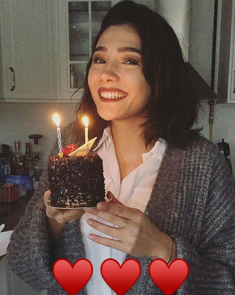 [19+] Amazing Aybuke Pusat Wallpapers