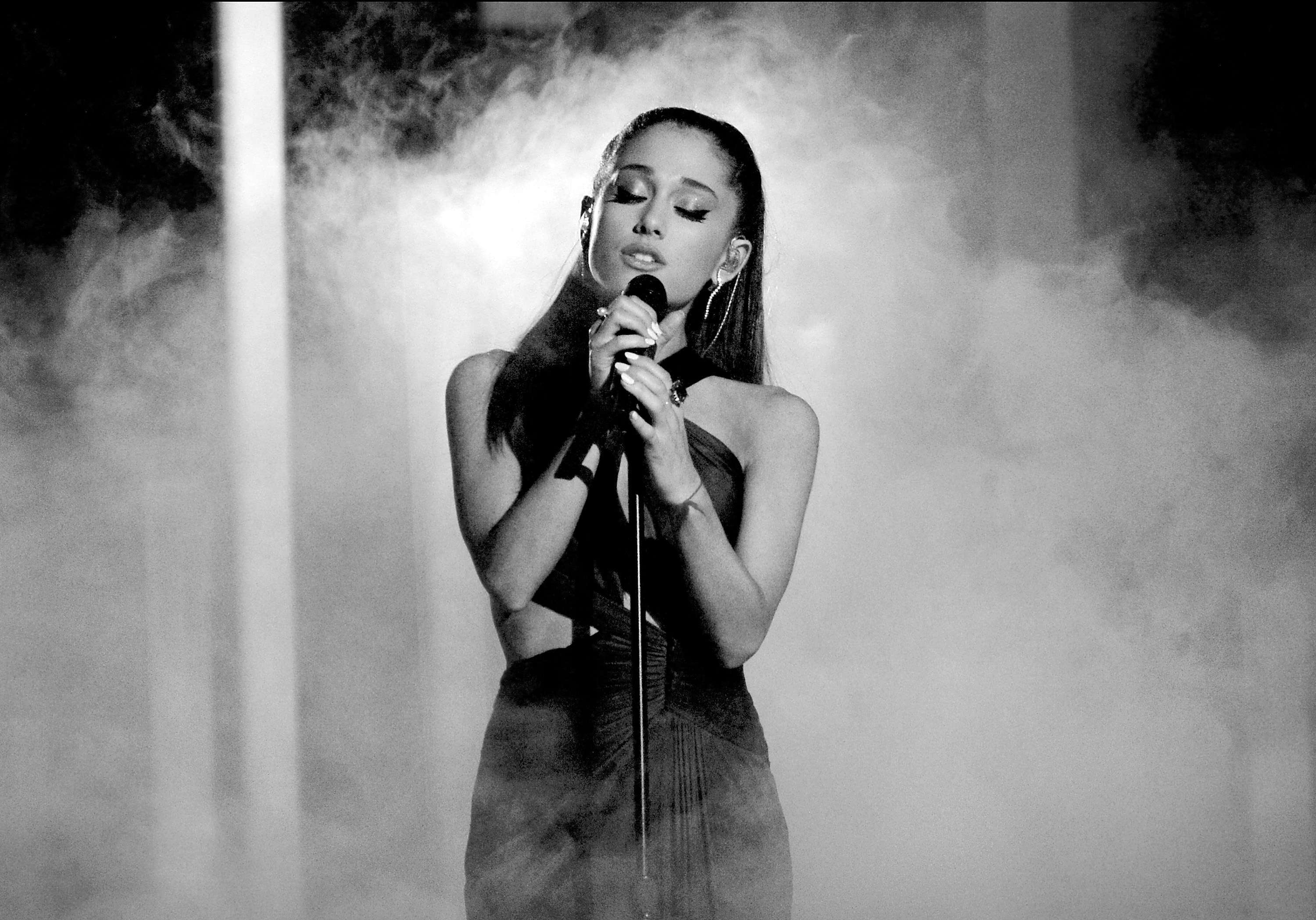 Ariana Grande Singing Wallpapers Wallpaper Cave