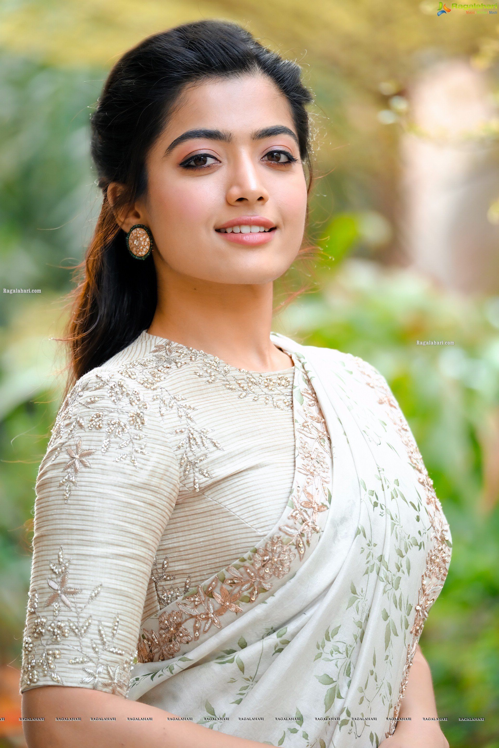 Rashmika Mandanna In Saree Wallpapers Wallpaper Cave