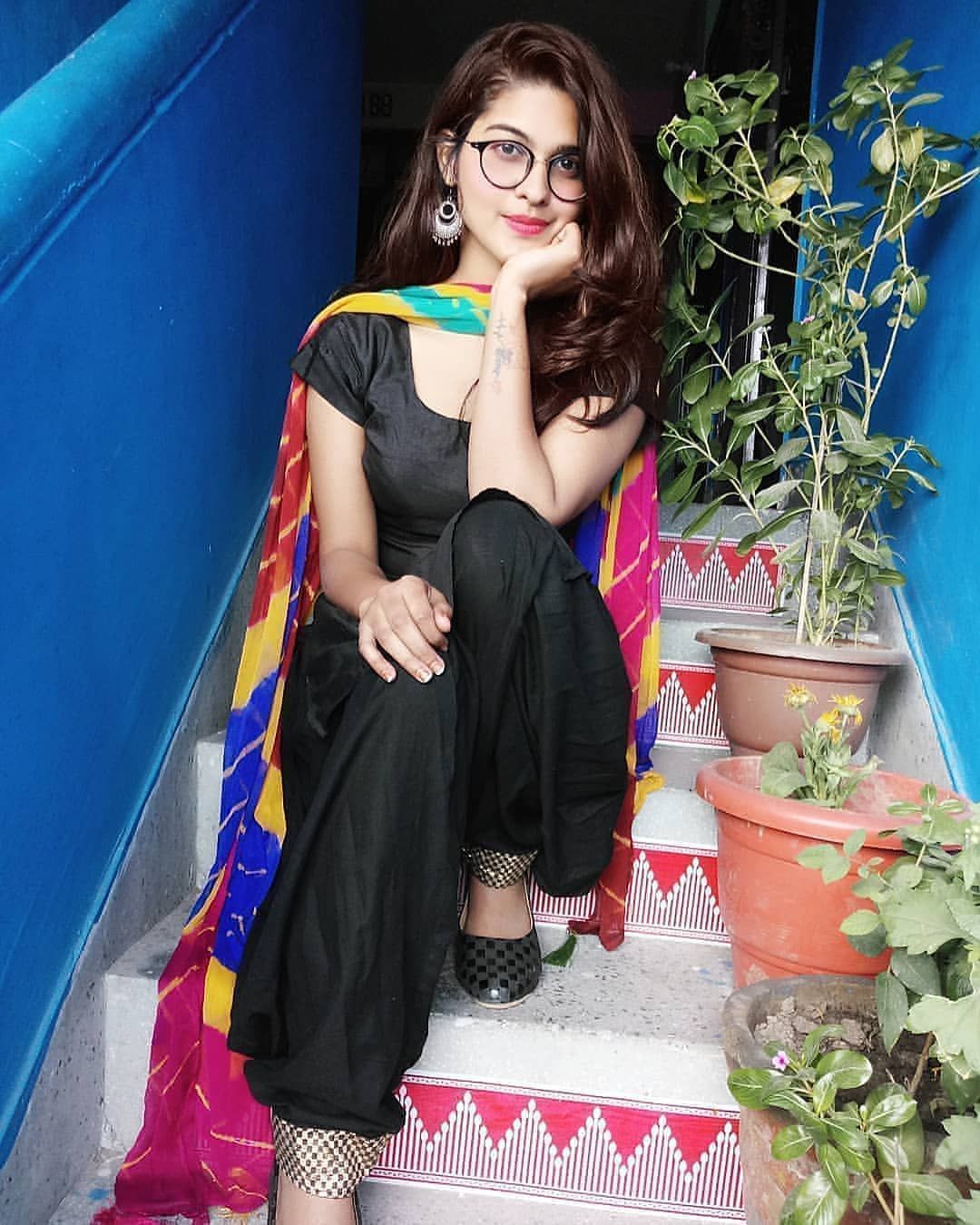 Black Suit Girl Wallpapers Wallpaper Cave