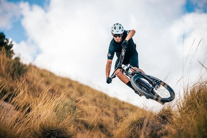 Mondraker Raze Alloy vs Carbon