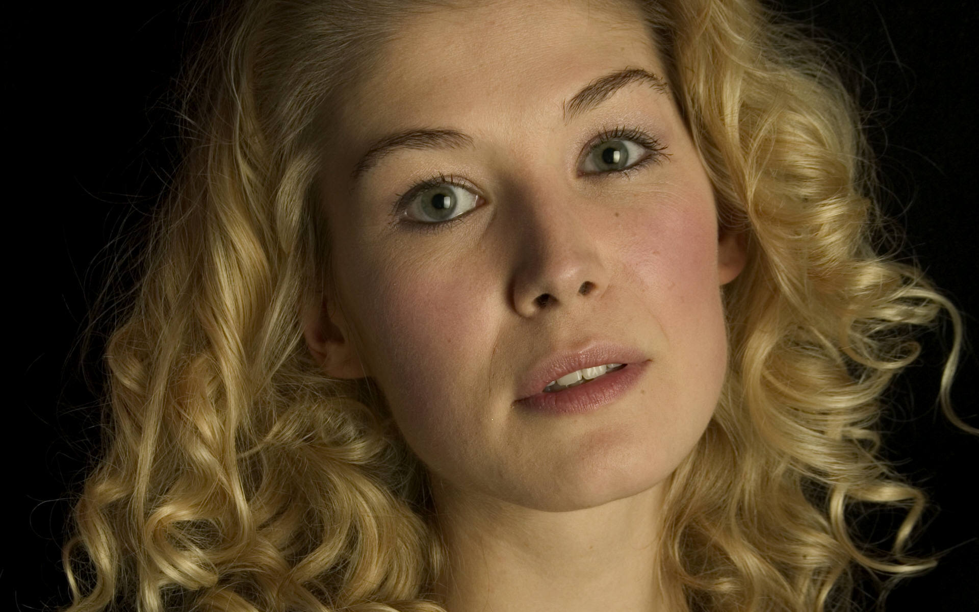 Rosamund Pike Wallpapers Images Photos Pictures Backgrounds