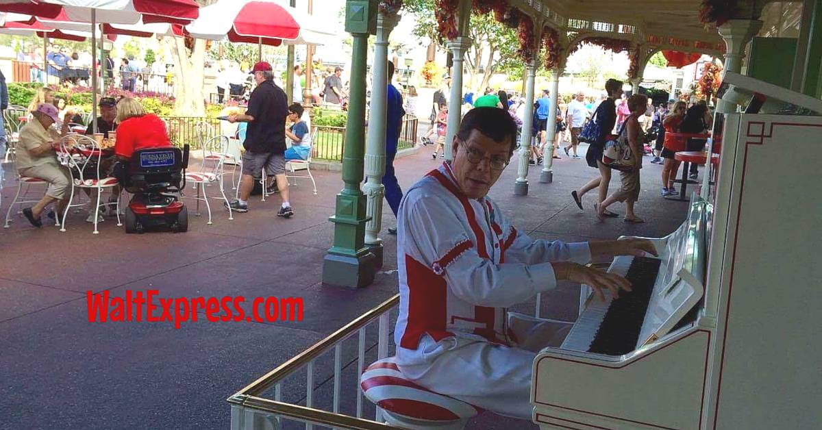 Video Casey's Corner Pianist in the Magic Kingdom