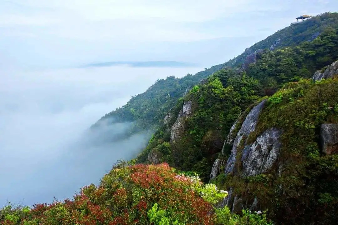 雲水之間湧泉寺，長湧不息羅漢泉。鐵樹黃花聖箭堂，千年傳頌閩王祠。