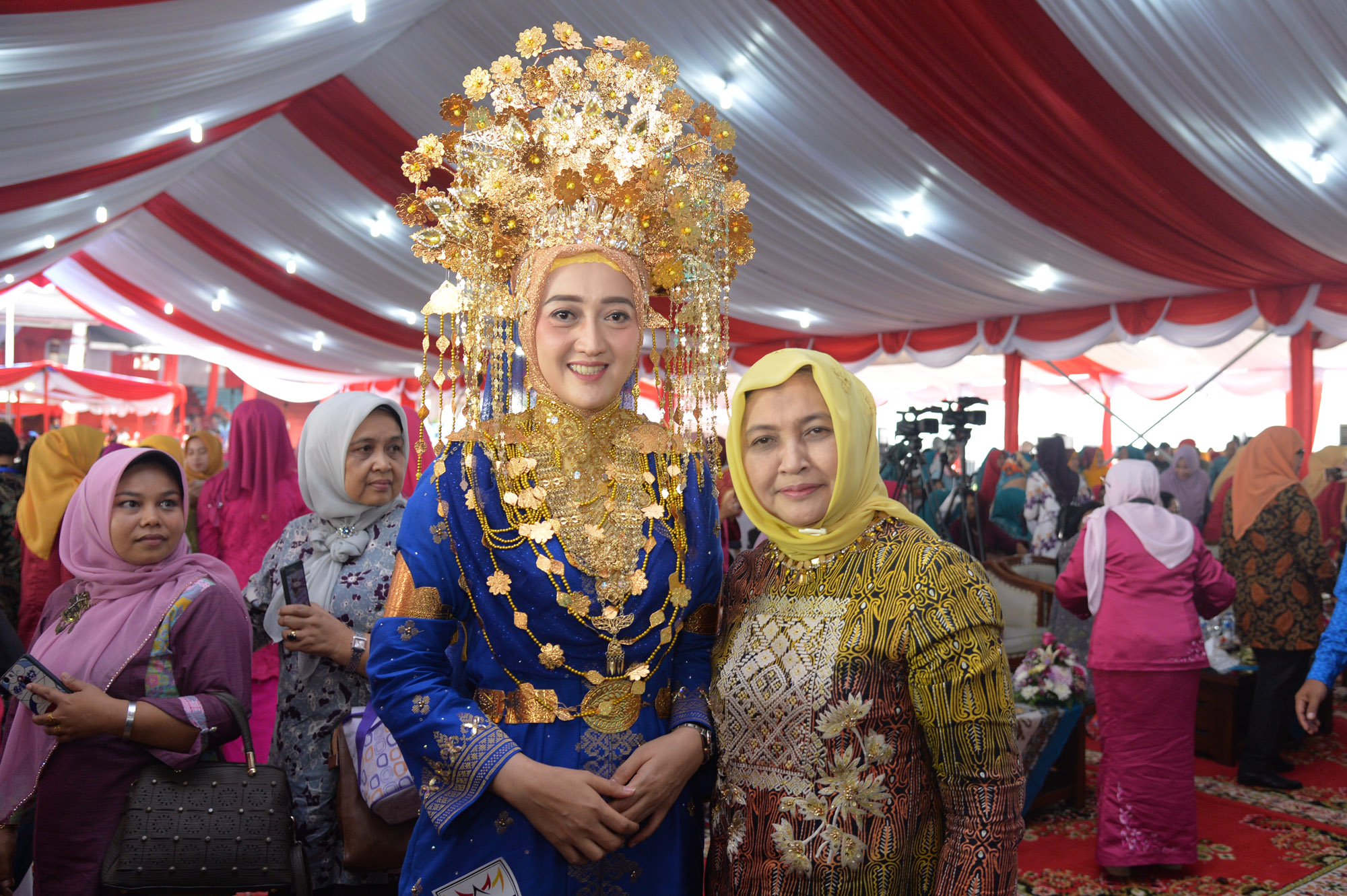 Cantiknya Baju Adat Pengantin Batubara di Fashion Show Baju Adat di HKG