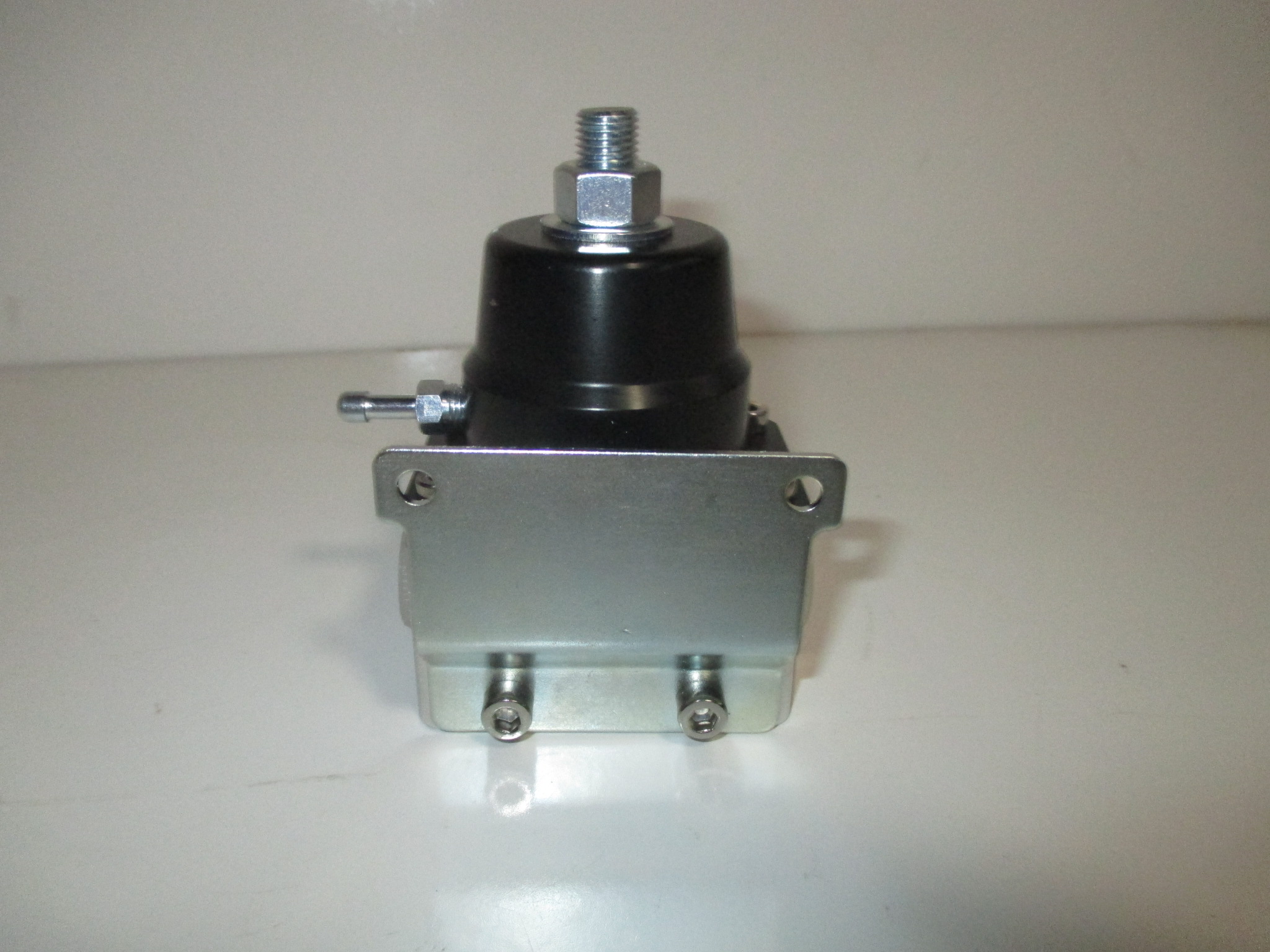 EFI Fuel Pressure Regulator and 0100 psi Gauge Top Street