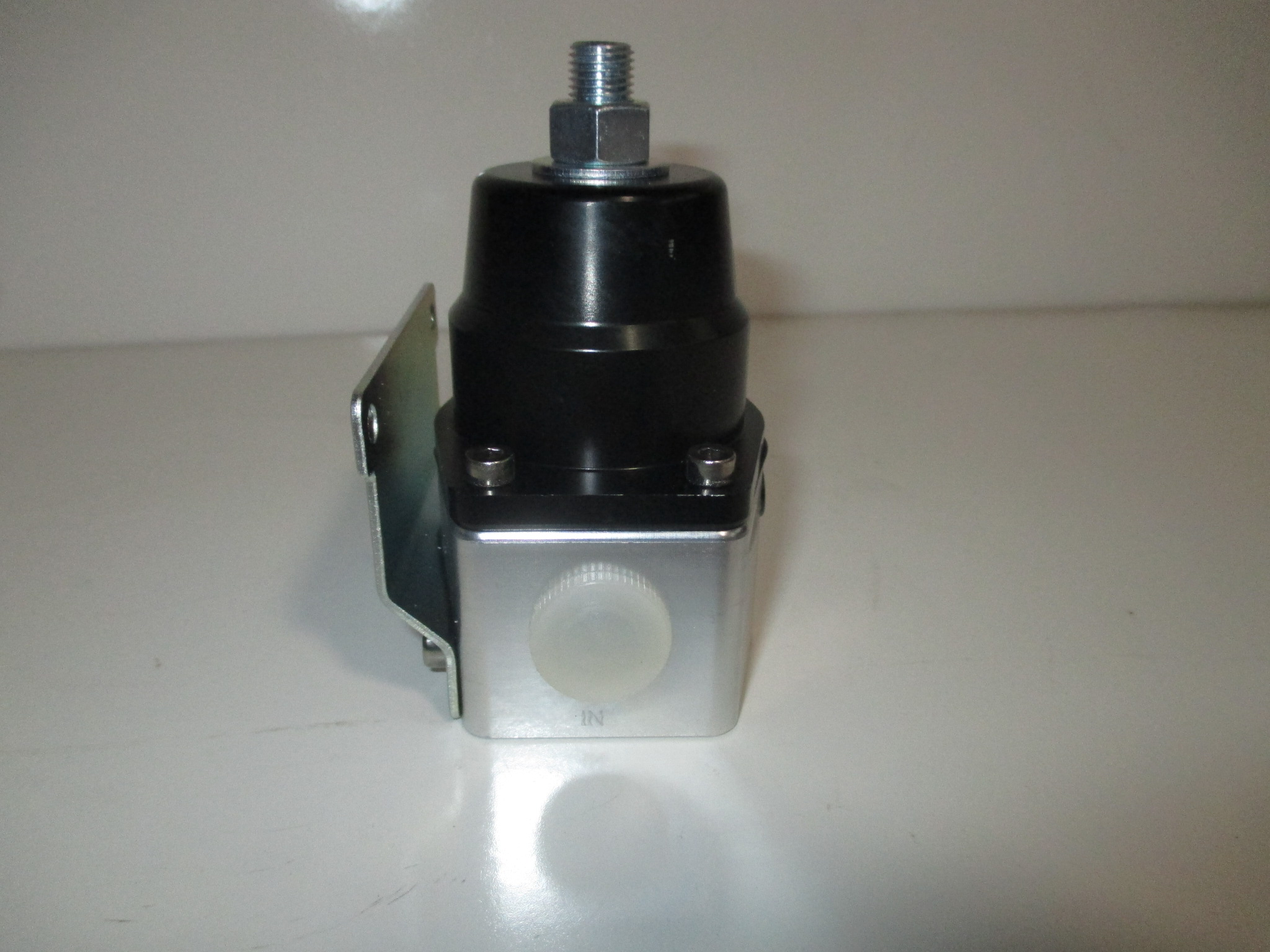 EFI Fuel Pressure Regulator and 0100 psi Gauge Top Street