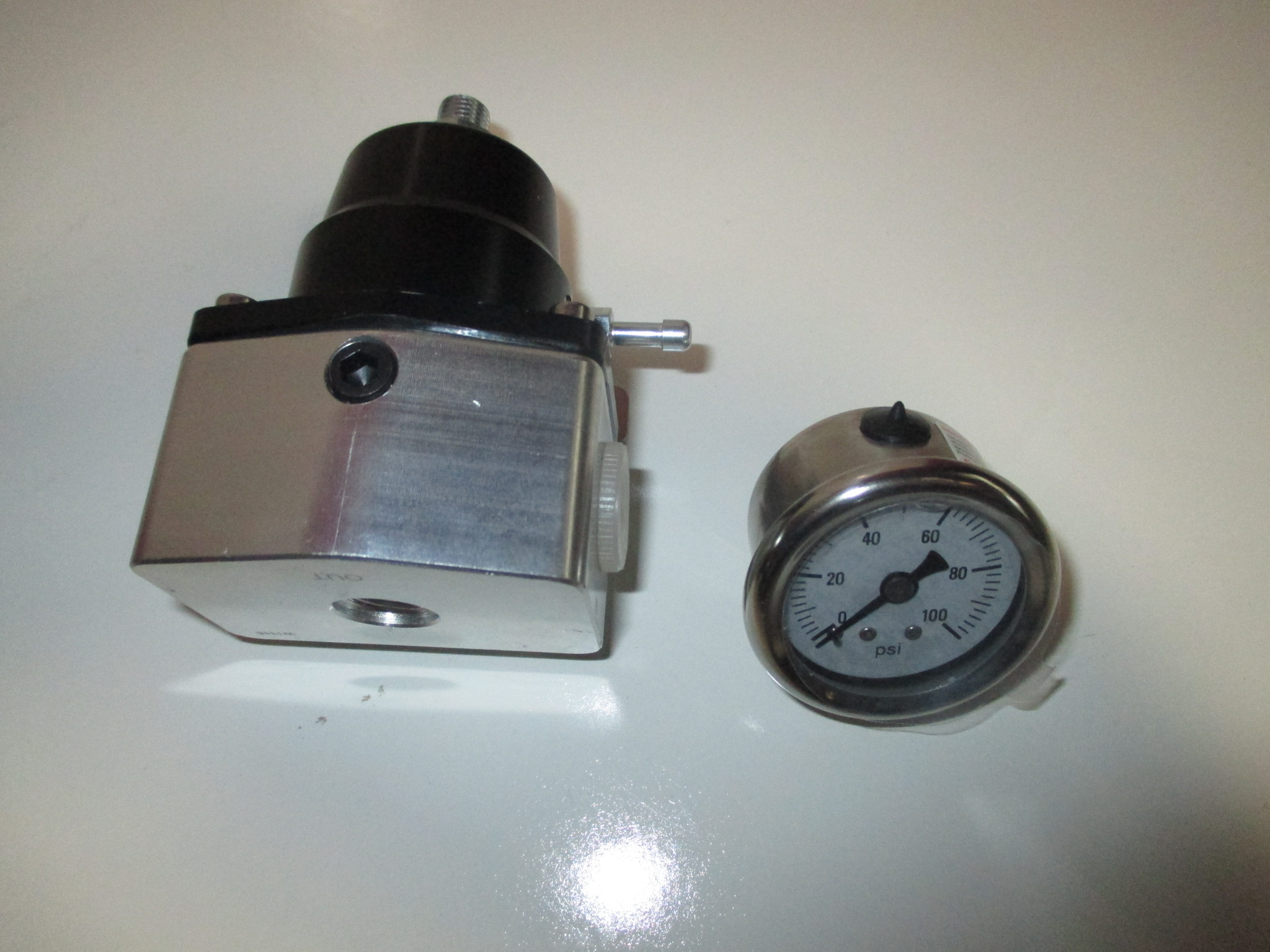 EFI Fuel Pressure Regulator and 0100 psi Gauge Top Street