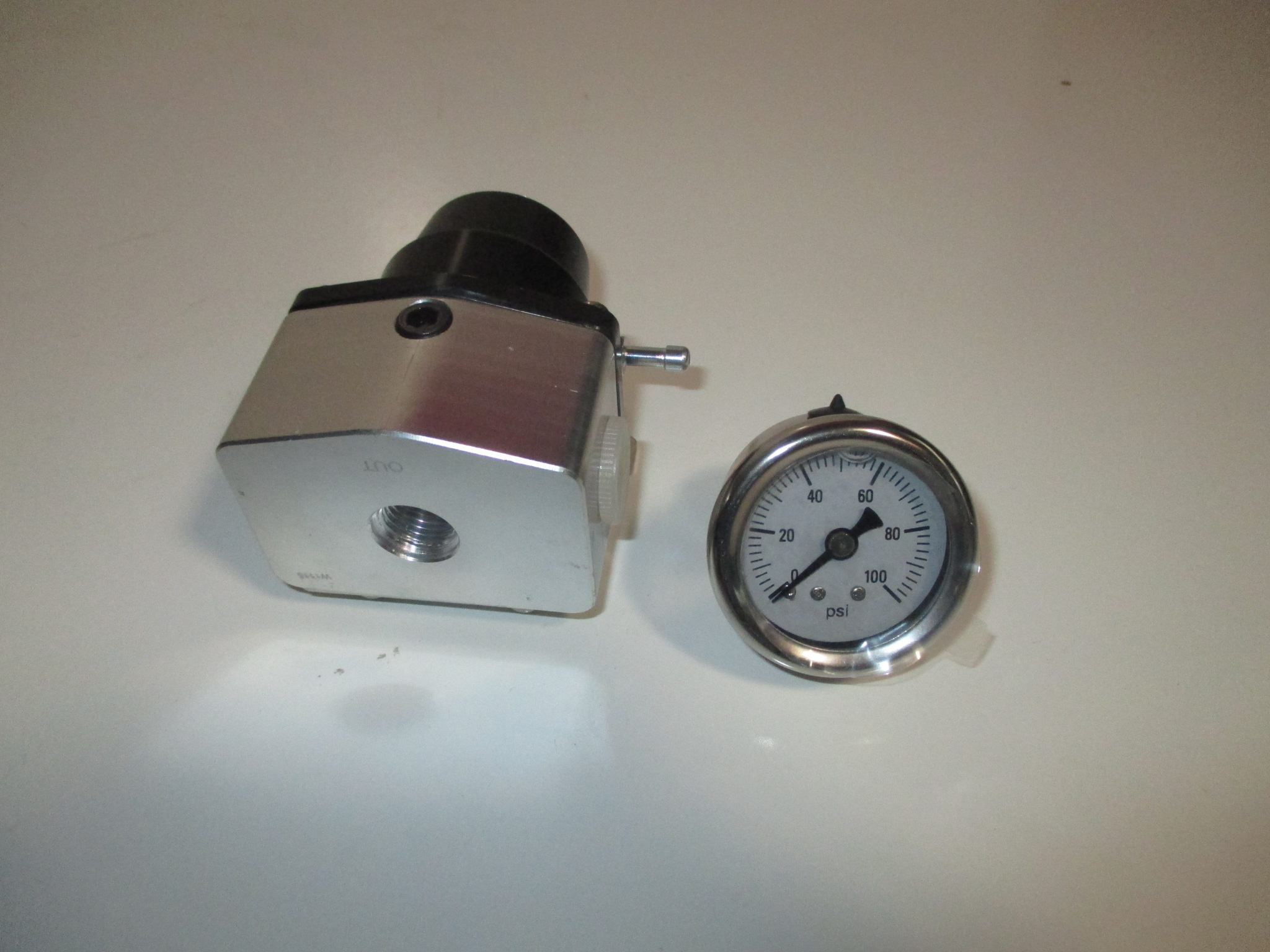 EFI Fuel Pressure Regulator and 0100 psi Gauge Top Street