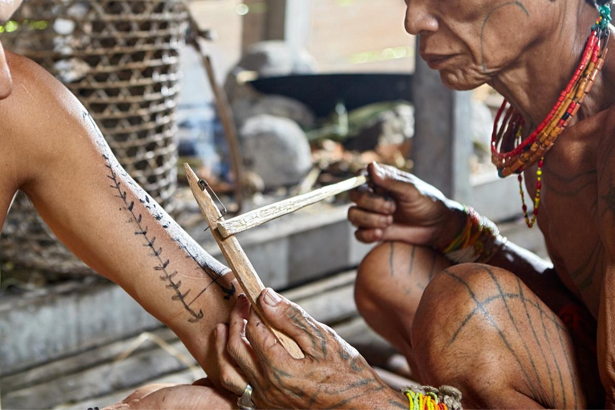 Tato Mentawai Budaya yang Menjadi Identitas dan Inspirasi Tren Modern