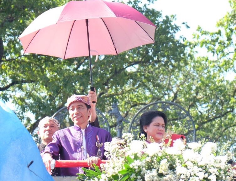 Ini Makna Ikat Kepala Makuta Sinatra Yang Dikenakan