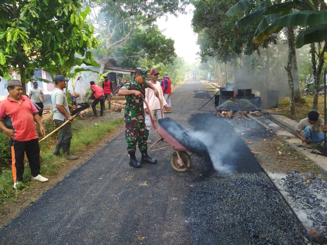 Babinsa Bersama Warga Gotongroyong Mengaspal Jalan Desa – Wartaindonews