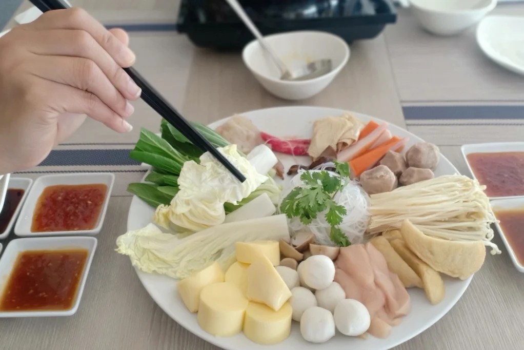 Steamboat Vaganza Kuliner Hangat & Sehat ala Oakwood Hotel Warta