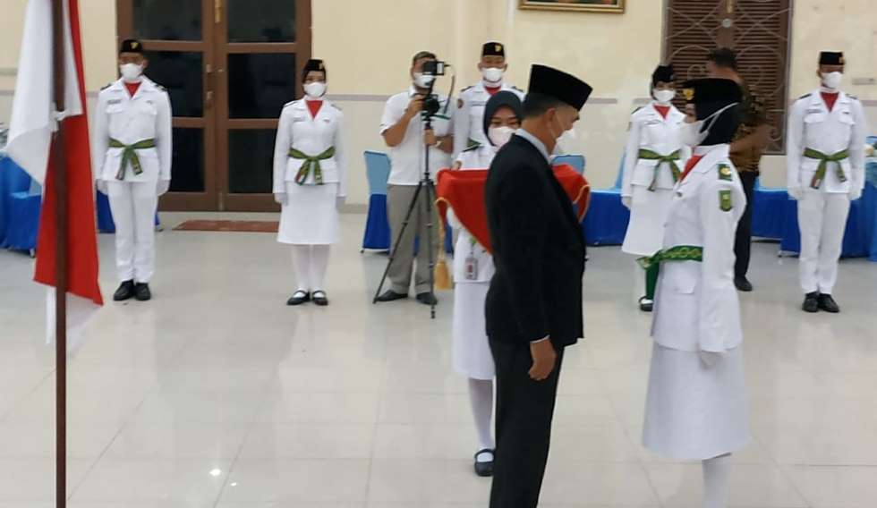 Bupati Natuna Wan Siswandi Kukuhkan Paskibra Natuna, Satu Pelajar