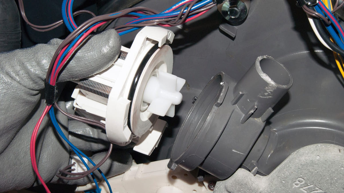 How to fix if the dishwasher not spraying water