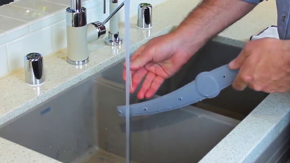 How to fix if the dishwasher not spraying water