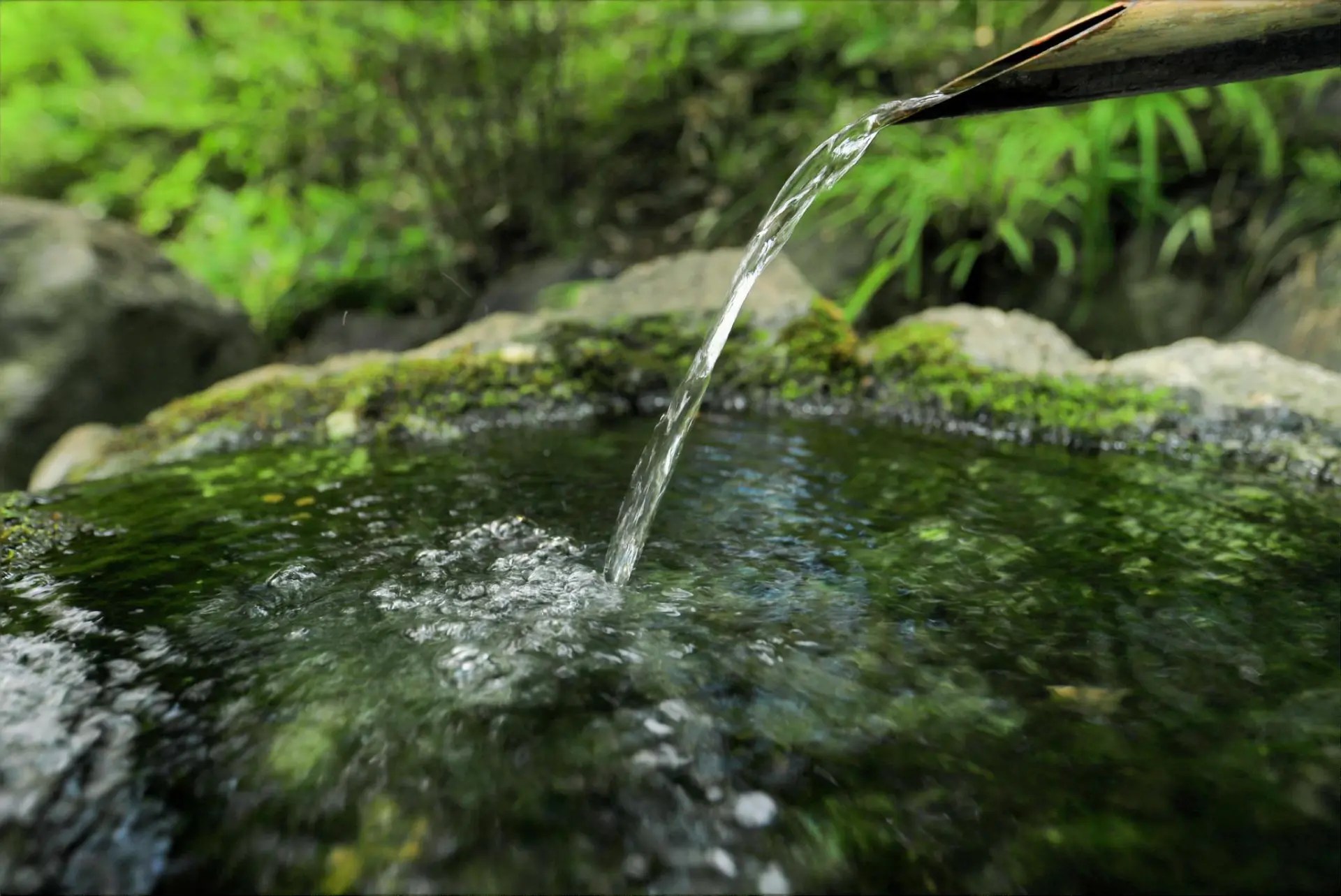 全身マイナスイオンまみれ！夏でも涼しい滝＆水辺スポットへ出かけよう【九州】｜じゃらんニュース 熱中症対策としても◎ヒンヤリ涼しい「夏作務衣」と「甚平」で粋な暑さ対策を。 | よみもの - 作務衣・甚平ショップ和粋庵ブログ