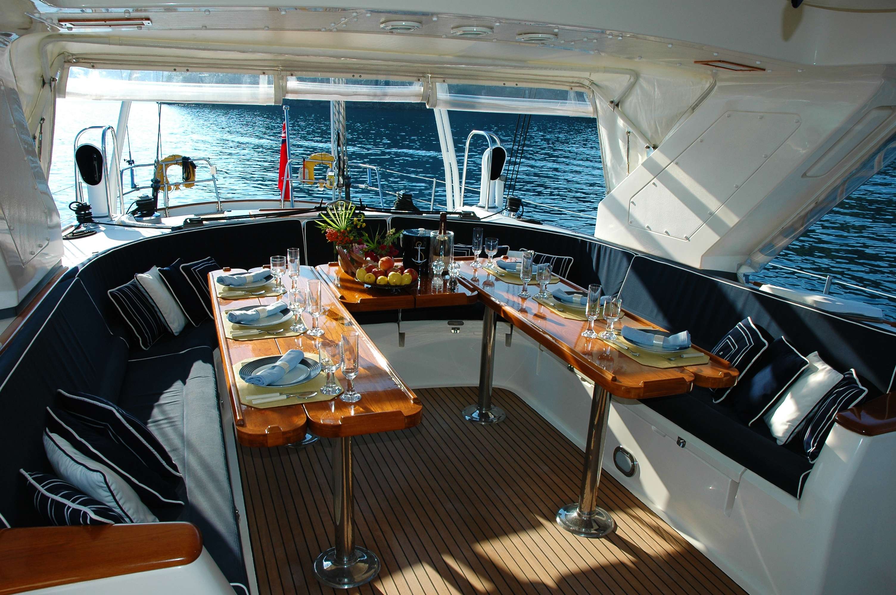 5 reasons to host a party on a boat Water Fantaseas