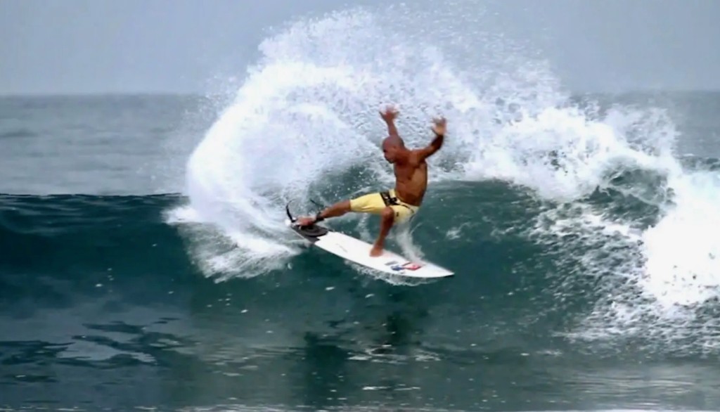 レギュラーフッター『ケリー・スレーター』のグーフィースタンスサーフィン&ボディサーフィン映像 WAVAL サーフィンと自然を愛する人の