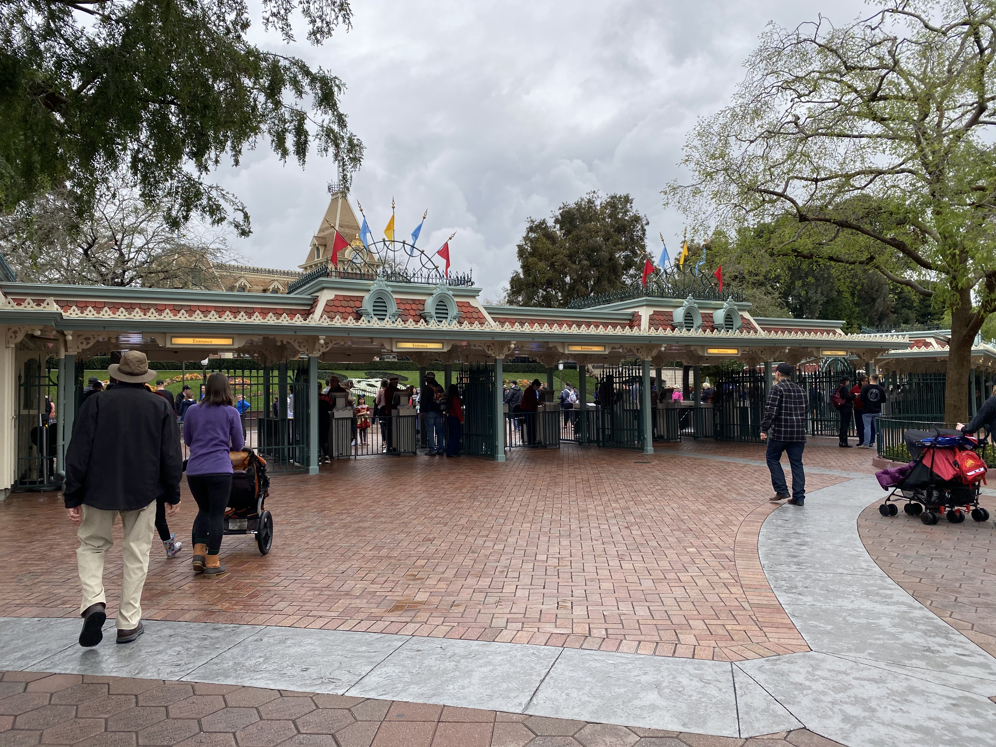 PHOTO REPORT Disneyland Park 3/13/20 Last Day of Operation Before