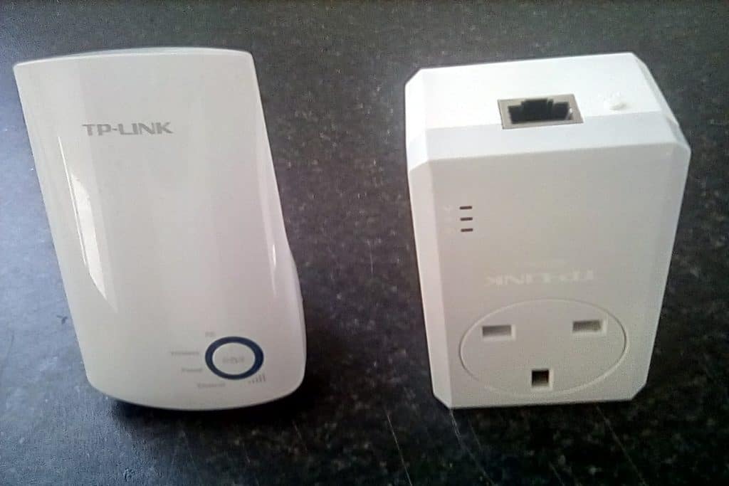 Range Extenders vs Powerline For Gaming Weak WiFi Solutions