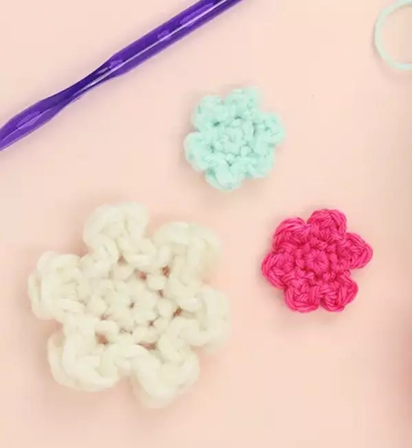 Simple Crochet Flower for Hat Free Pattern » Weave Crochet