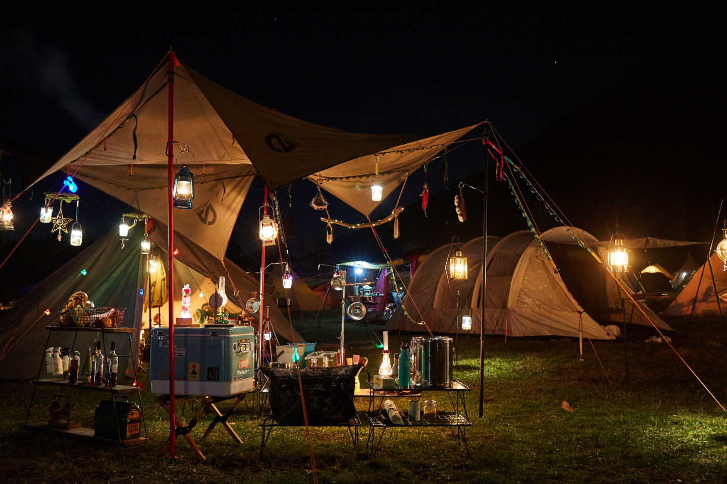 GO OUTが冬の猪苗代湖畔でクリスマスキャンプ開催。テントサウナ体験も【買えるGO OUT】