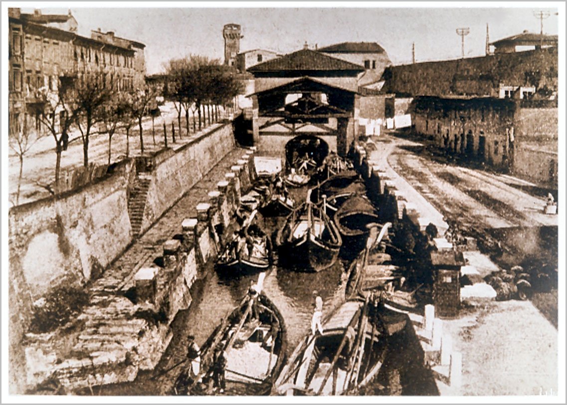 Unavecchia foto del Canale dei Navicelli a Porta a Mare, sullo sfondo è