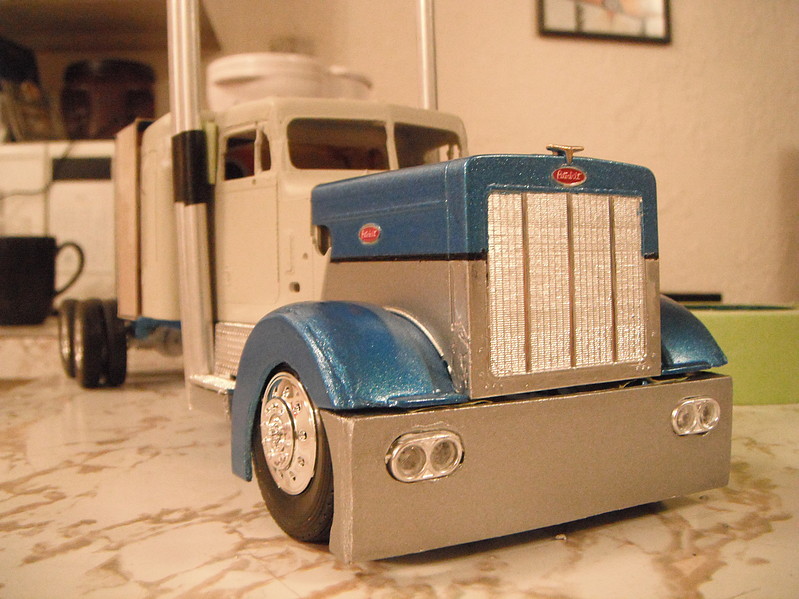 Peterbilt 359 Conventional Plastic Model Truck Kit 1/25 Scale