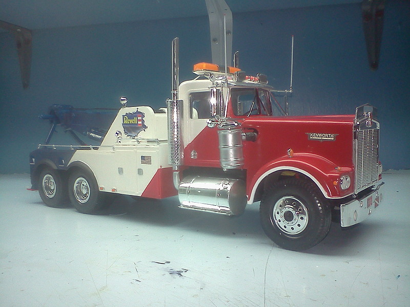 Kenworth W900 Wrecker -- Plastic Model Truck Kit -- 1/25 Scale