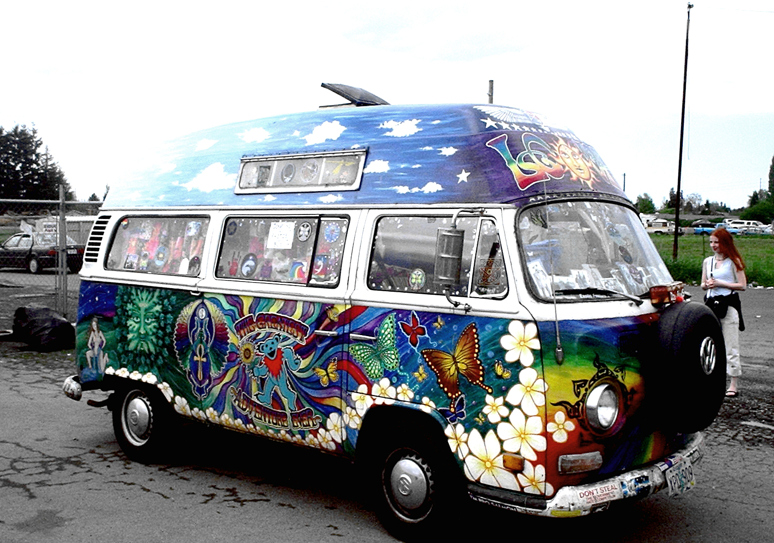 Really Bright and Colorful Psychedelic Volkswagen Van – Web420