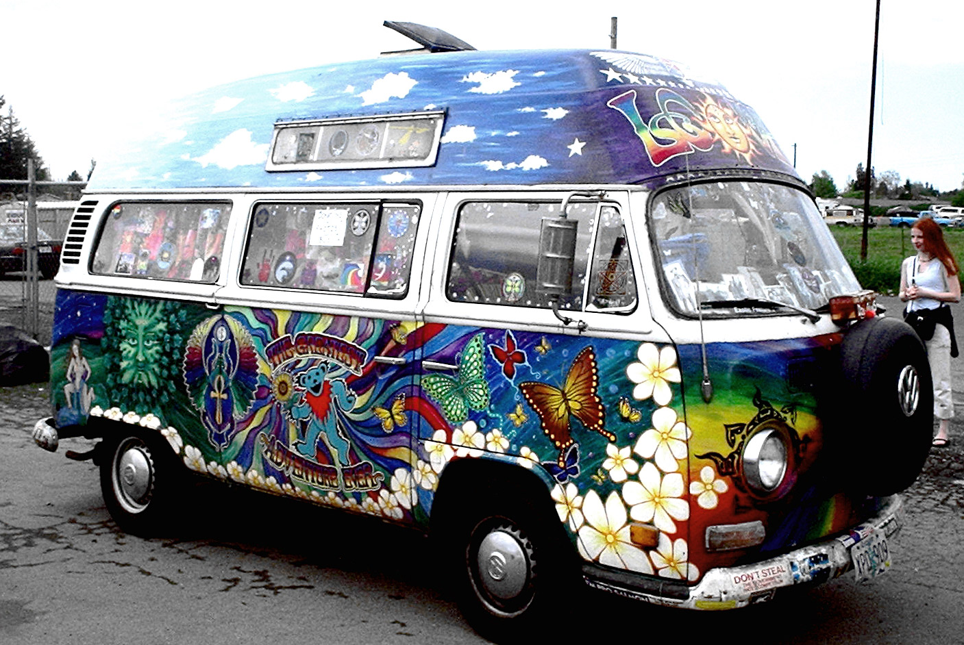 Really Bright and Colorful Psychedelic Volkswagen Van – Web420
