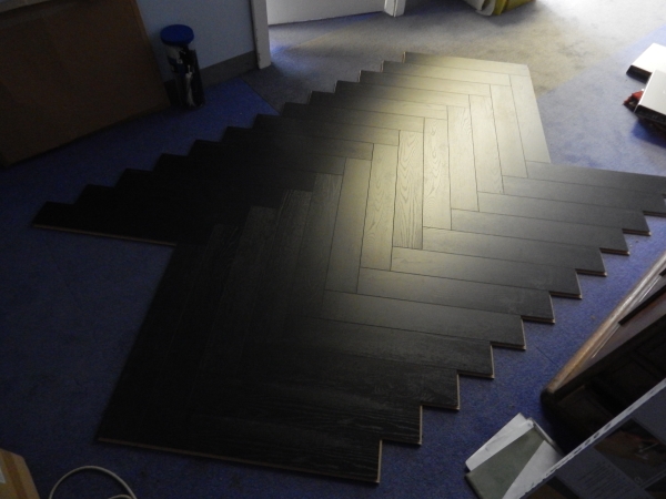 SAMPLE Herringbone 12mm Laminate Flooring Textured Oak ... (600 x 450 Pixel)